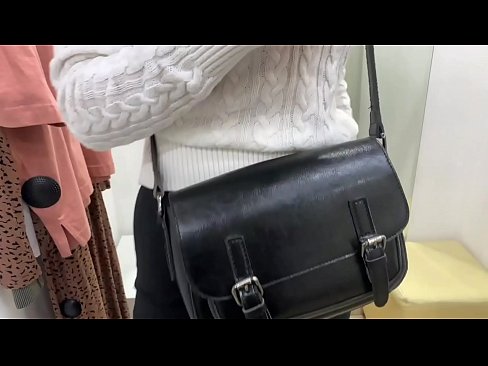 ❤️ Offentlig onani av ungtispe FeralBerry med en dildo i prøverommet ❤ Sex hos oss ❌️